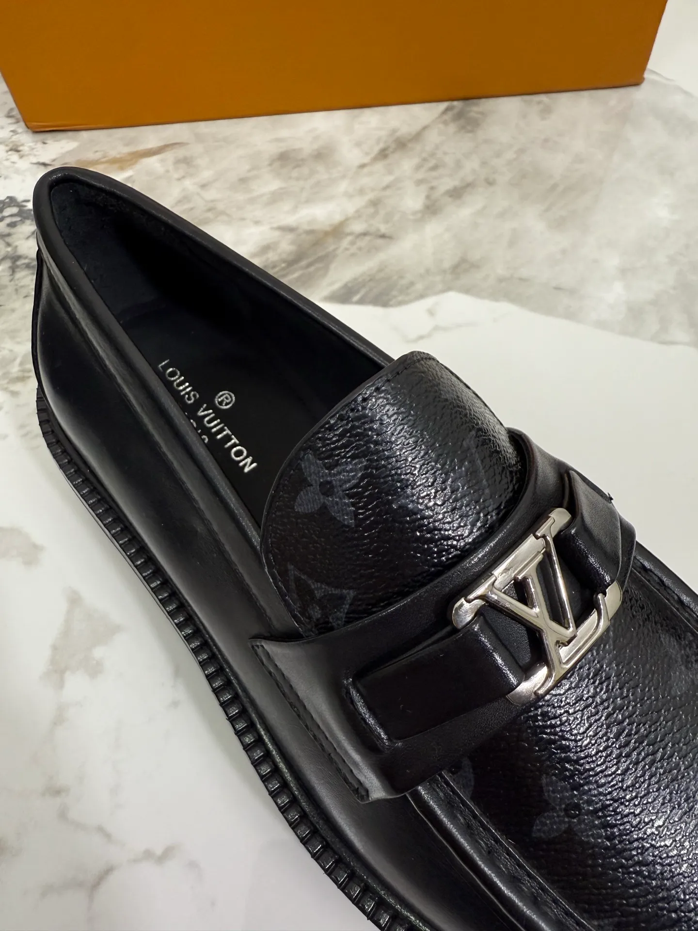 [L Family] Top P: 800💰 ▪️Size: 39-44 (38.45 custom-made) The top male god leather shoes Lv series are sold at the same time with original factory configuration, original cowhide fabric imported from Italy, soft and comfortable, imported water-dyed cow lining, soles: original ultra-light French foam outsole super comfortable, original factory with single goods 🔍🔍high quality, can be entered and exited at will, welcome to compare and synchronize.